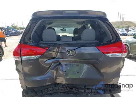 2012 Toyota Sienna Le V6 8 Passenger z USA, uszkodzony, nr VIN 5TDKK3DC8CS204913